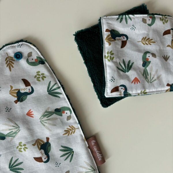 zoom sur le motif toucan et éponge verte canard du bavoir et lingettes
